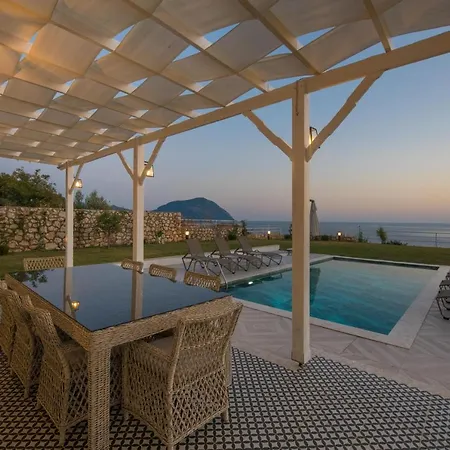 Kalkan Kalamar Koyunda Denize Sifir Oezel Platformlu Elena 2 Villa