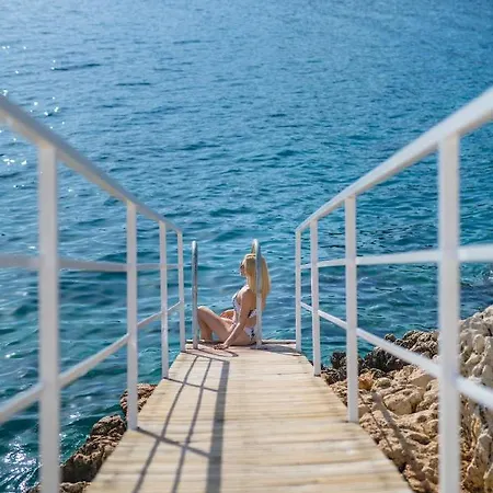 Kalkan Kalamar Koyunda Denize Sifir Oezel Platformlu Elena 2 Kaş